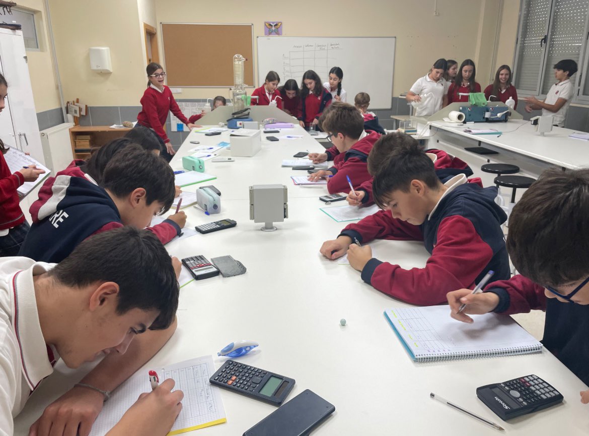 C_Penalvento's tweet photo. Nuestros alumnos de 2º ESO han vivido sus primeras experiencias en el laboratorio de Física y Química, ¡y la emoción ha sido increíble! 🚀💡 Entre probetas, reactivos y experimentos, han descubierto que la ciencia no solo se estudia... ¡también se vive! #Educare #FormandoPersonas https://t.co/JR9MJKUpcc