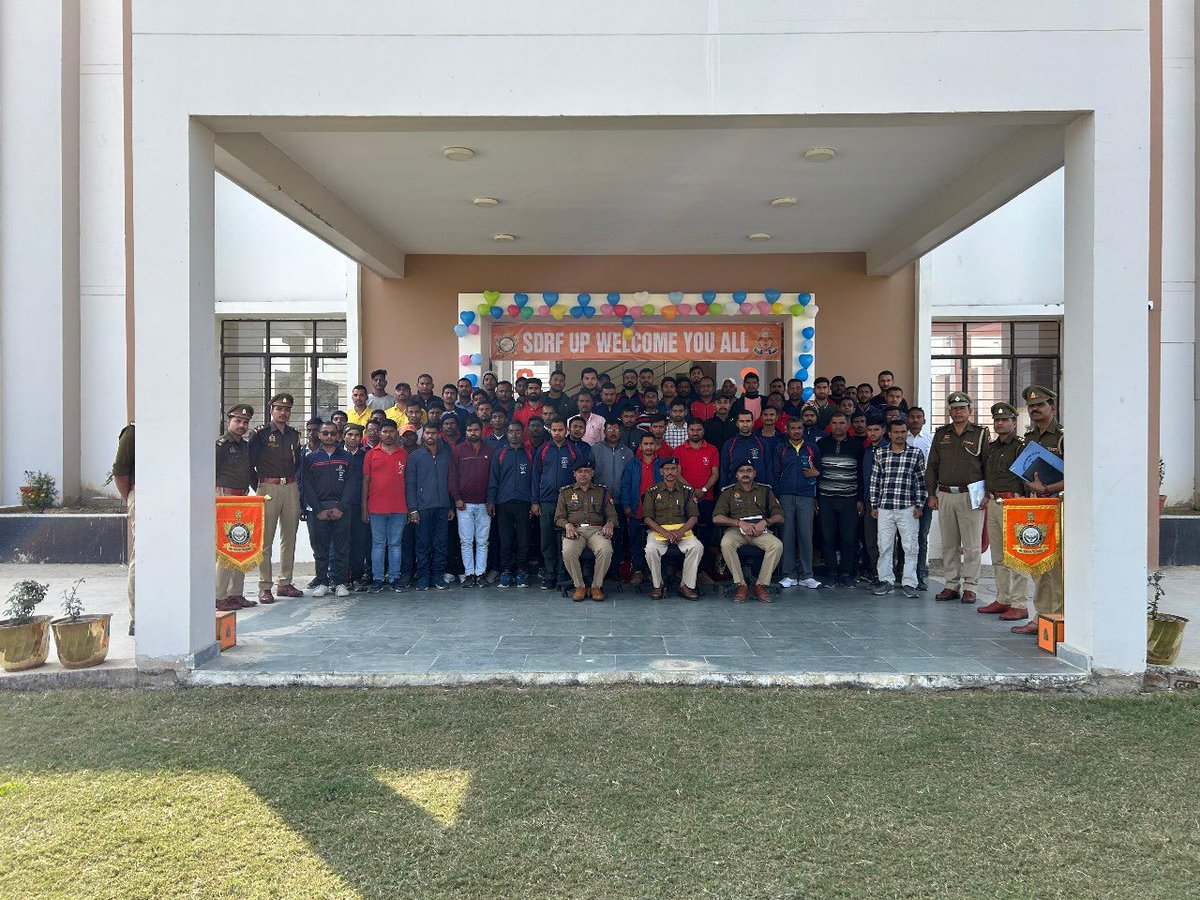 दिनांक 03.02.2025 को SDRF_UP वाहिनी मुख्यालय में उपसेनानायक महोदय श्री हरेंद्र प्रताप यादव की उपस्तिथि में आपदा मित्र के मास्टर ट्रेनर कोर्स का शुभारंभ किया गया। इसमें उत्तर प्रदेश,बिहार,हरियाणा, दिल्ली से आए 200 आपदा मित्रों को  आपदा मित्र प्रशिक्षक के रूप में तैयार किया जाएगा।