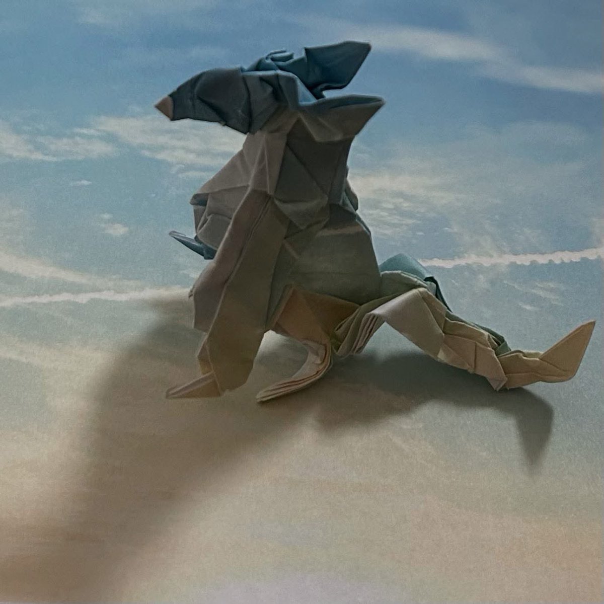 『Cielo e cane/空と犬』

イタリア語/日本語

創作＆折り手/acoarua
約150㎜×150㎜

最近雪が降り過ぎなくらいに
降ってしまっているので
吹き飛ばす意味も込めて

あえて晴れた日の空（紙）
で犬を折ったりしてみました。

そんな感じです
#折り紙
#折り紙作品 
#折り紙アート 
#origami
#origamiart