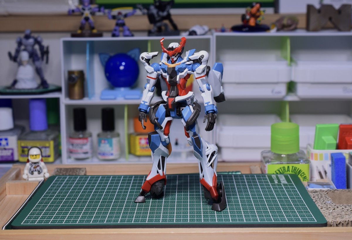 ジークアクス素組完成
素組もルーペ必須な年頃なのでパーツが細かくてもバッチこいです。
カッコウィねー！