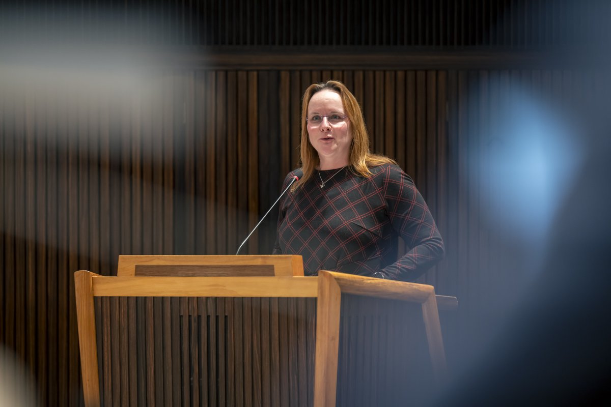 provgelderland's tweet photo. Provinciale Staten houden vandaag een Statenvergadering. Tijd dus om in de Statenzaal besluiten te nemen. Op de agenda onder meer: omgevingsregels, stikstof en een spoeddebat over de wolf. Kijk en luister de hele dag live mee op 🖥️ https://t.co/MpiSpcSKOR #PSGld https://t.co/ANVhor1dCs