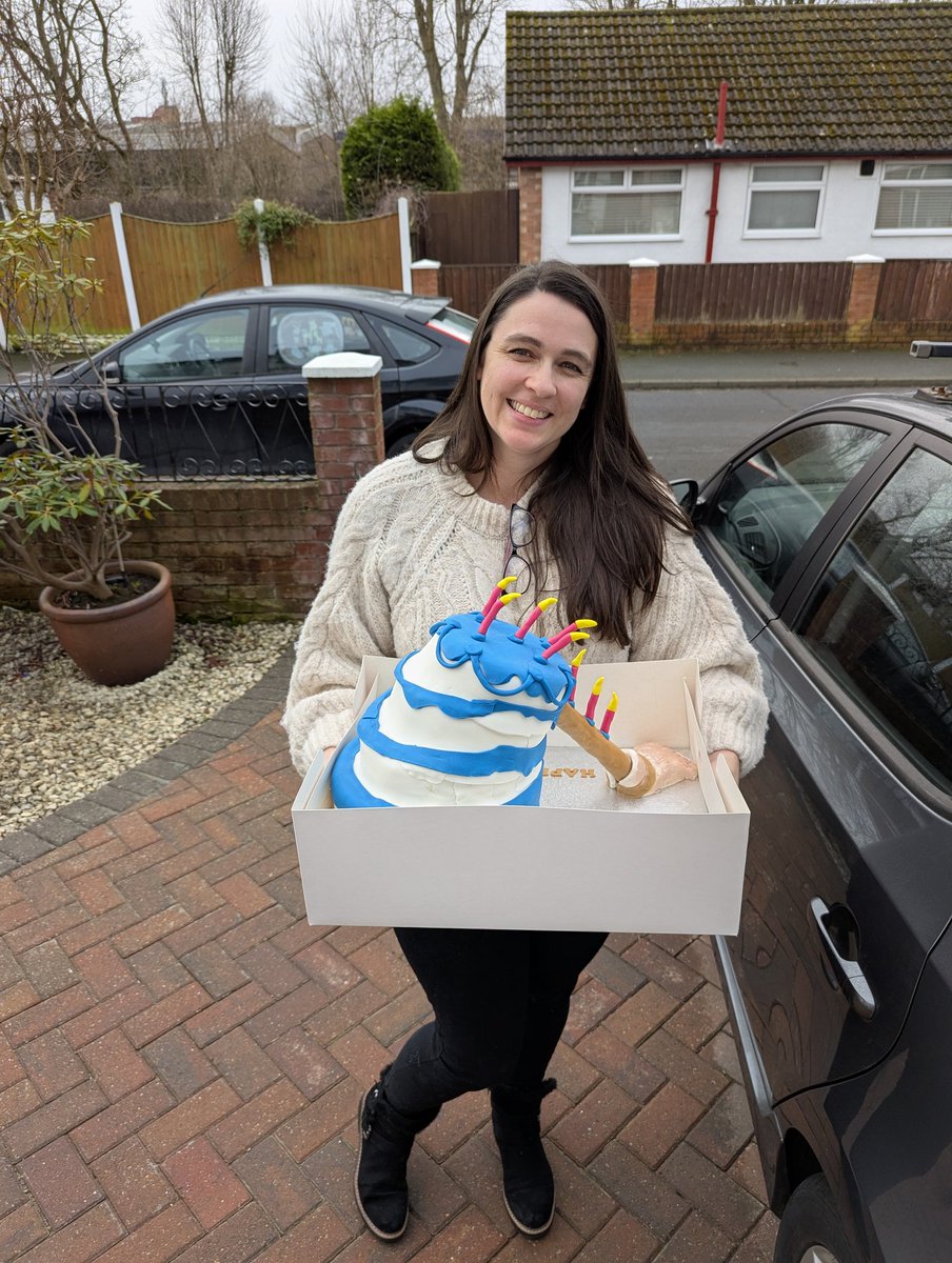 Happy birthday <a href="/LauraTakedaTCG/">Laura Takeda</a>, celebrating today with this ridiculous sleeping beauty cake 😅🎂🎂