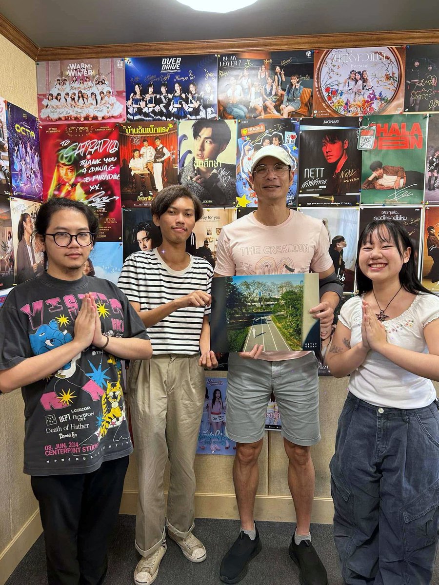 petitdesk's tweet photo. ขอบคุณ DJ พี่ฤทธิ์ และ @thisiscatradio ที่ให้พื้นที่เรามาโปรโมทซิงเกิ้ลล่าสุด ✨

อย่าลืมแวะมาขอเพลง “Where did you go?” กันเยอะๆนะคับบ 🧡👀

#CatRadio
#WhereDidYouGo
#PetitDesk https://t.co/x3dY2Hu8VU