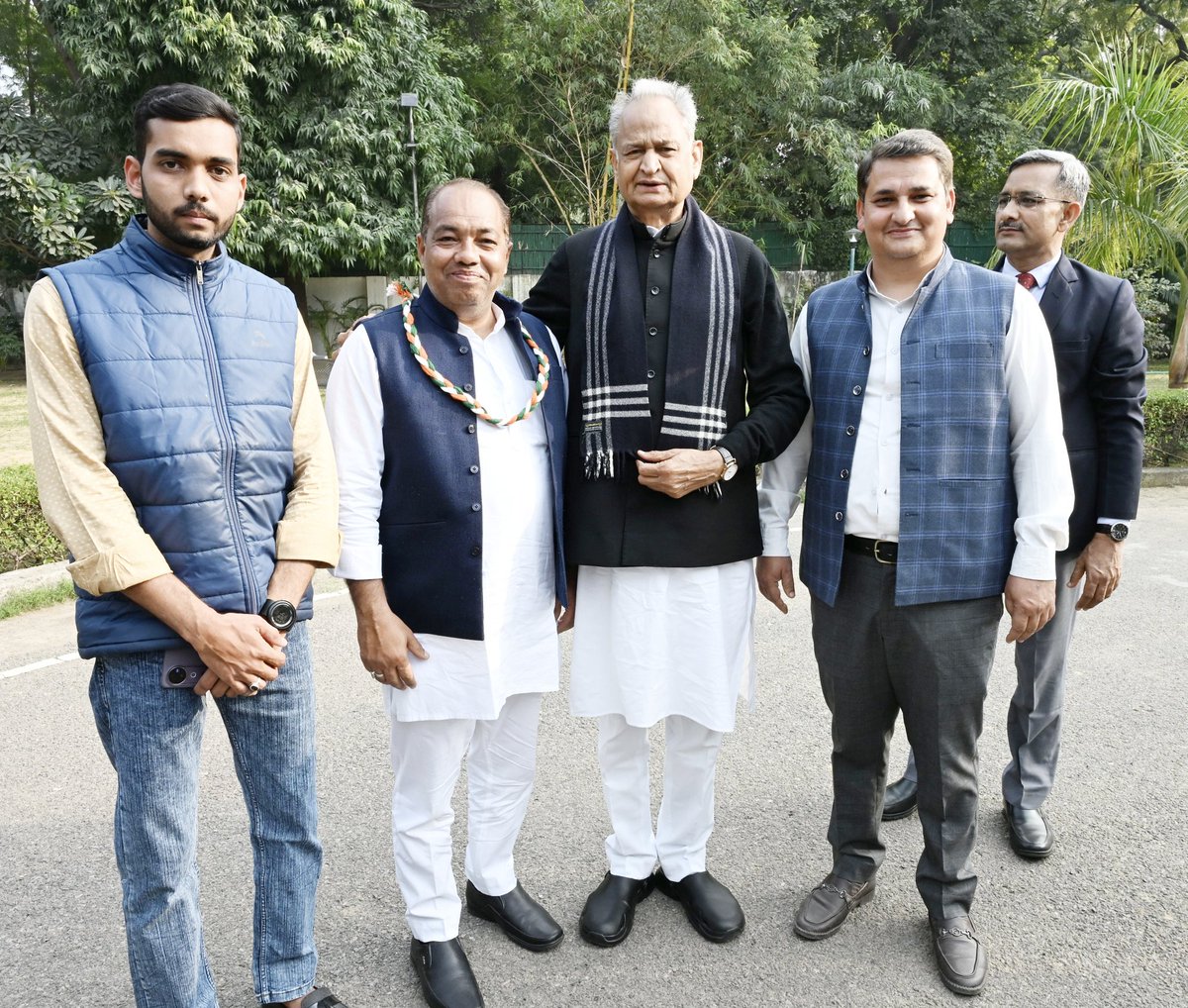 naimapollo's tweet photo. आज राजस्थान के पूर्व मुख्यमंत्री आदरणीय श्री अशोक गहलोत जी से उनके निवास पर म��लाकात कि बहुत समय बाद पर आज भी वही प्यार ओर सम्मान @ashokgehlot51
@GovindDotasra @DharmendraR_INC @SachinPilot @PParashar60 @VaibhavGehlot80 @dgurjarofficial @INCRajasthan @LodhaPradeep1 https://t.co/WKxpbg2Mss
