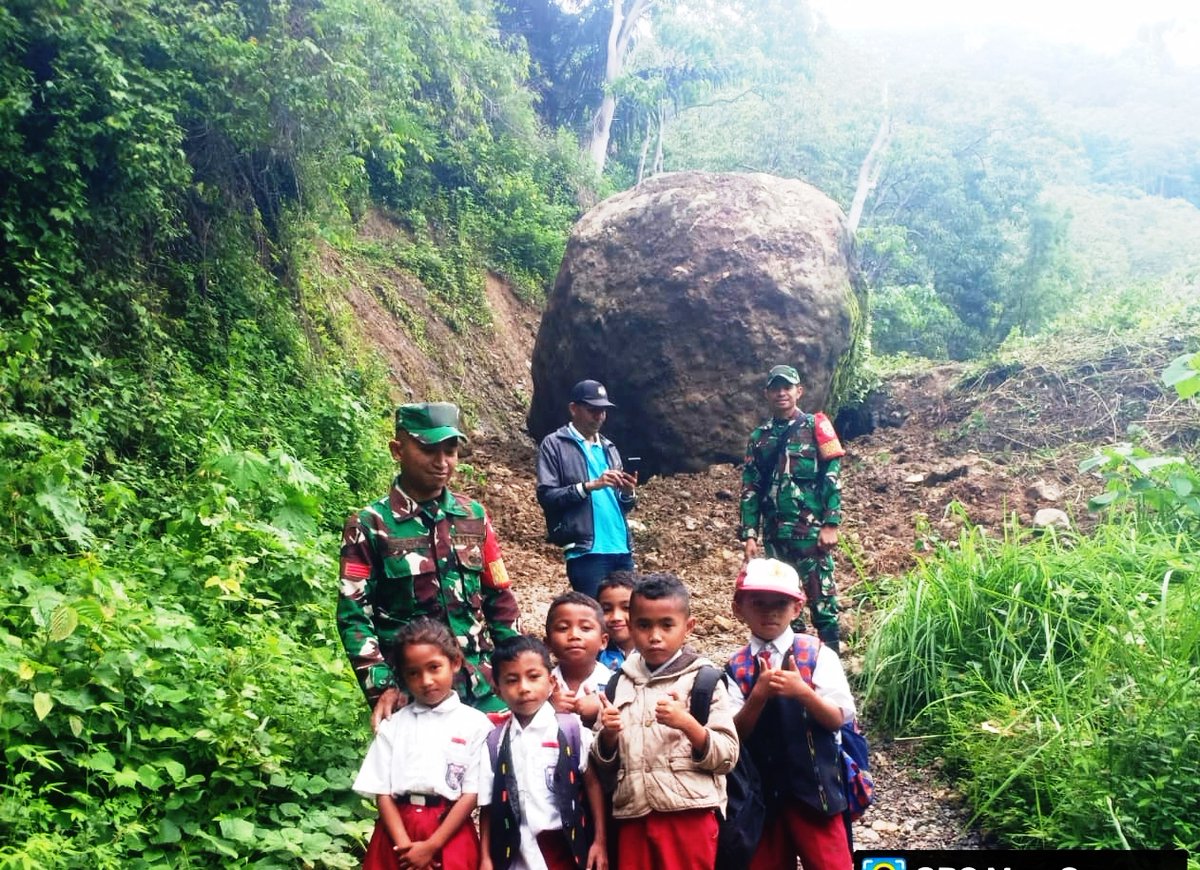Kodam9Udayana's tweet image. Babinsa Koramil 1612-01/Ruteng Bantu Anak Sekolah Seberangi Longsoran

#TNIManunggalRakyat #PeduliPendidikan #GotongRoyong #Kodim1621Manggarai #TNIPRIMA #TNIADPrima #TNIADbekerjadenganhati #TNIADDihatiRakyat #TNIADBerjuangBersamaRakyat #PrajaRaksakaPeduliRakyat #PangdamUdayana