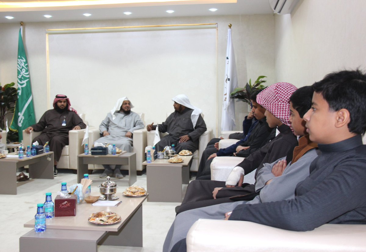 beronaizah's tweet photo. سعدت جمعية البر الخيرية في محافظة #عنيزة باستضافة برنامجا تدريبياً عن القيادة نظمته جمعية عنيزة للتنمية الأهلية، وتناول البرنامج الذي قدمه المدير التنفيذي للجمعية أ.خالد بن محمد القرعاوي أدوار وأنماط القائد وطرق الوعي بآليات ضبط المشاعر لدى القائد. 
كما قدم المدير التنفيذي شكره للجمعية على اختيار جمعية البر لهذا البرنامج مؤكداً أن الجمعية تفتح أبوابها للجميع لتبادل الخبرات بين الجمعيات.