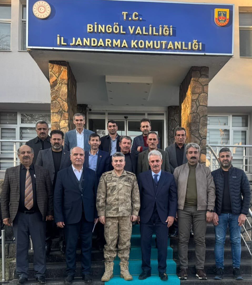 Bir kısım Muhtarımızla birlikte Bingöl İl Jandarma Komutanı Tuğgeneral Bilgihan Yeşilyurt’u ziyaret ettik. Muhtarlarımız taleplerini iletti, göstermiş olduğu ilgi ve alakalarından ötürü değerli komutanımıza teşekkür eder, görevinde başarılar dilerim.