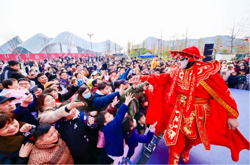 SND_China's tweet photo. From Feb 2 to 4, a #SpringFestival fair🥳 featuring #ICH exhibitions, traditional culture experiences😉, art performances, and sports competitions was held at the Shishan Cultural Square in #SND🎇, attracting over 150,000 visitors. #ChineseNewYear #VisitSND https://t.co/s9qpw0RY5P