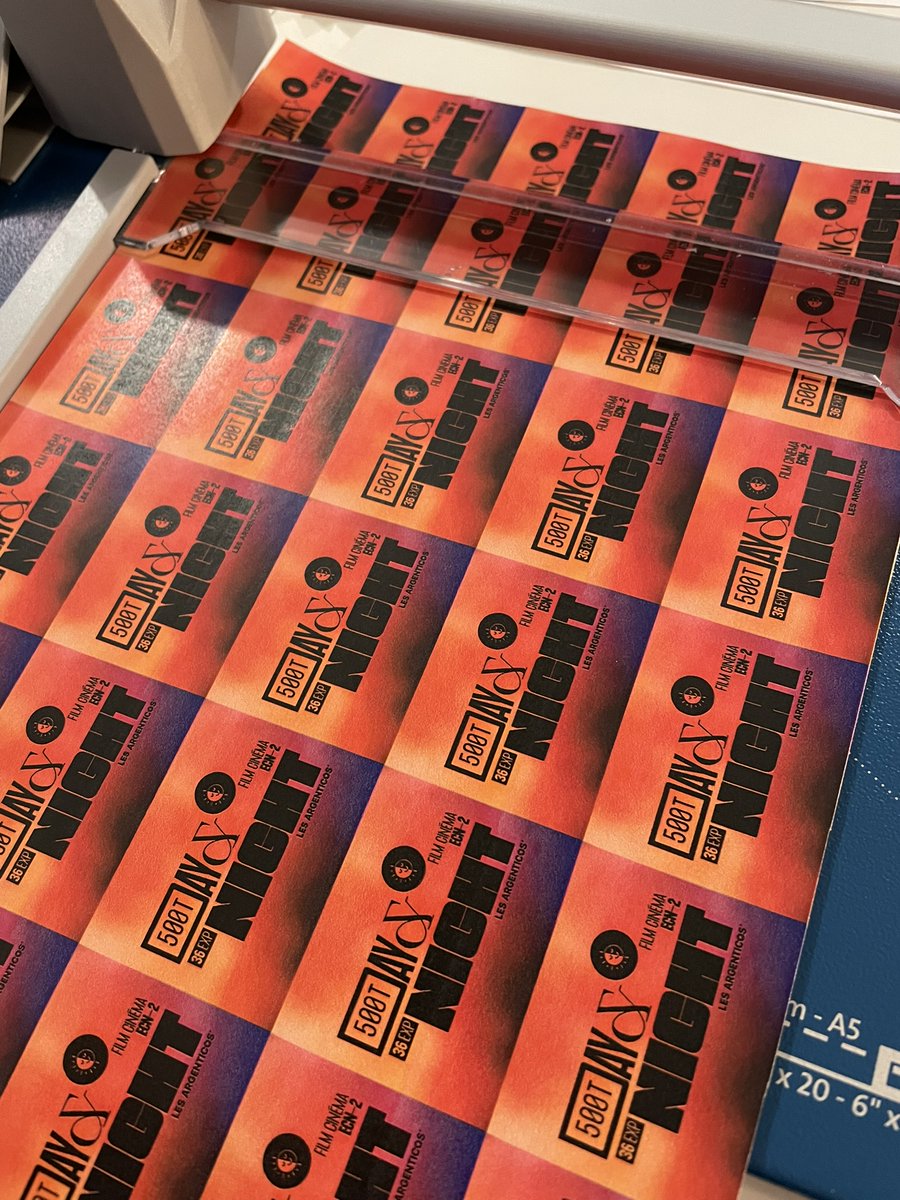 Notre inspiration pour le visuel de la "Day&amp;Night", tant pour son nom que le code couleur de la pochette de l'album Man on the Moon: The End of Day, sorti en 2009 🤩