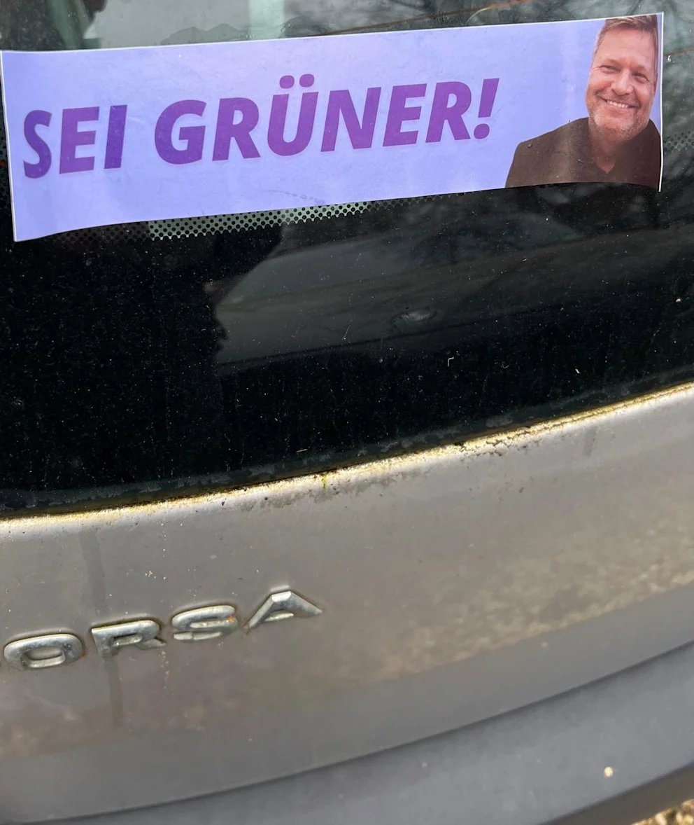 In ganz 🇩🇪 finden derzeit Sabotageattacken auf Autos statt, bei denen Täter Bauschaum in Auspuffe sprühen. Das Perfide: Sie hinterlassen Sticker an den Scheibenwischern auf denen ein Bild von einem lächelnden Robert Habeck zu sehen ist mit der Aufschrift: „Sei Grüner“. Der