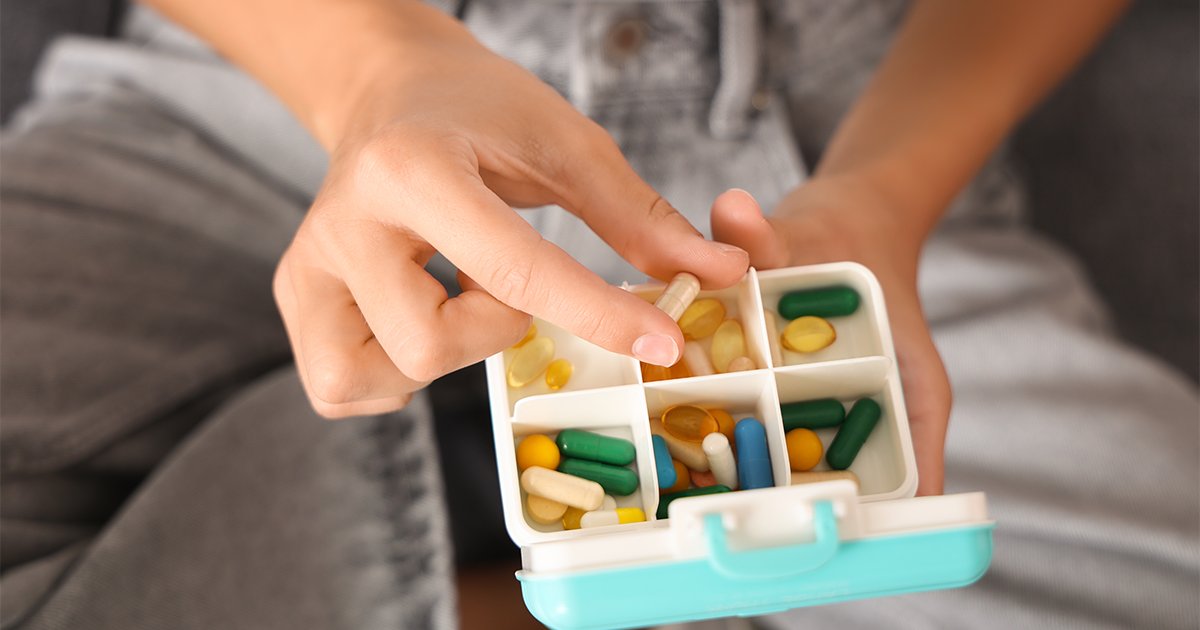 🧐 Saviez-vous que même après sa commercialisation, un médicament reste surveillé ? 

Grâce à la #pharmacovigilance, les effets indésirables rares sont détectés et suivis dans la durée garantissant une vigilance tout au long de la vie d’un #médicament. 👉 sante.gouv.fr/soins-et-malad…