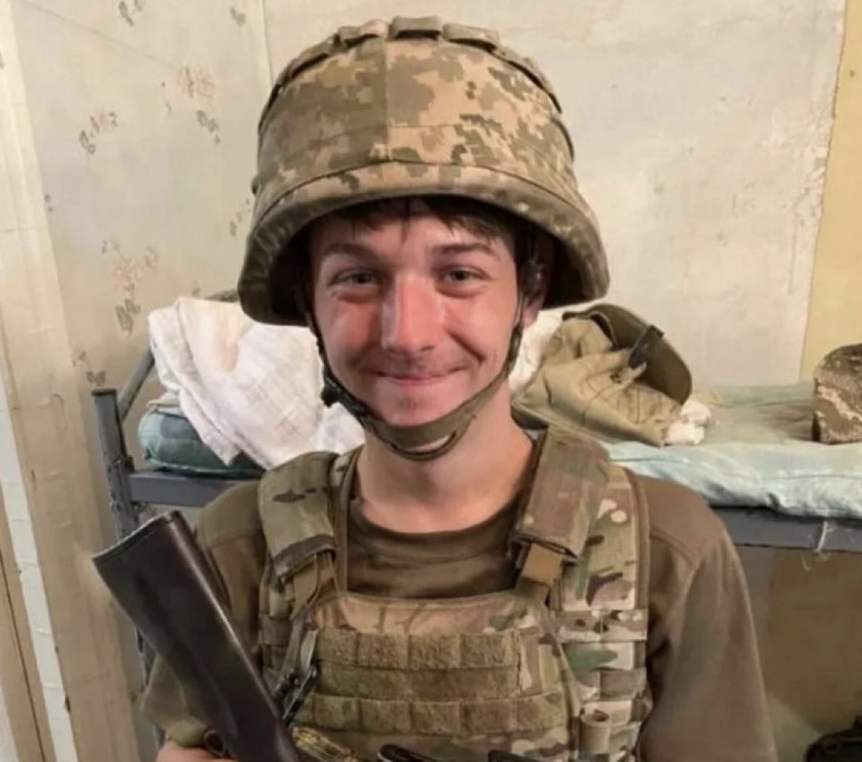 LegitTargets's tweet photo. 🚨🇺🇦🇬🇧 BREAKING: An 18-YEAR OLD BRITISH soldier DIED within MINUTES of his first deployment in UKRAINE. https://t.co/mcOKu1olx4