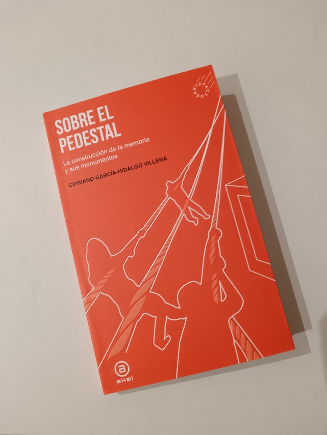Como muchos sabéis, acabo de publicar en la editorial <a href="/AkalEditor/">EDICIONES AKAL</a>, dentro de su colección Artefactos un libro del que me siento bastante orgulloso y contento: Sobre el pedestal. La construcción de la memoria y sus monumentos.
Va hilo con una píldora de su contenido 🧵👇