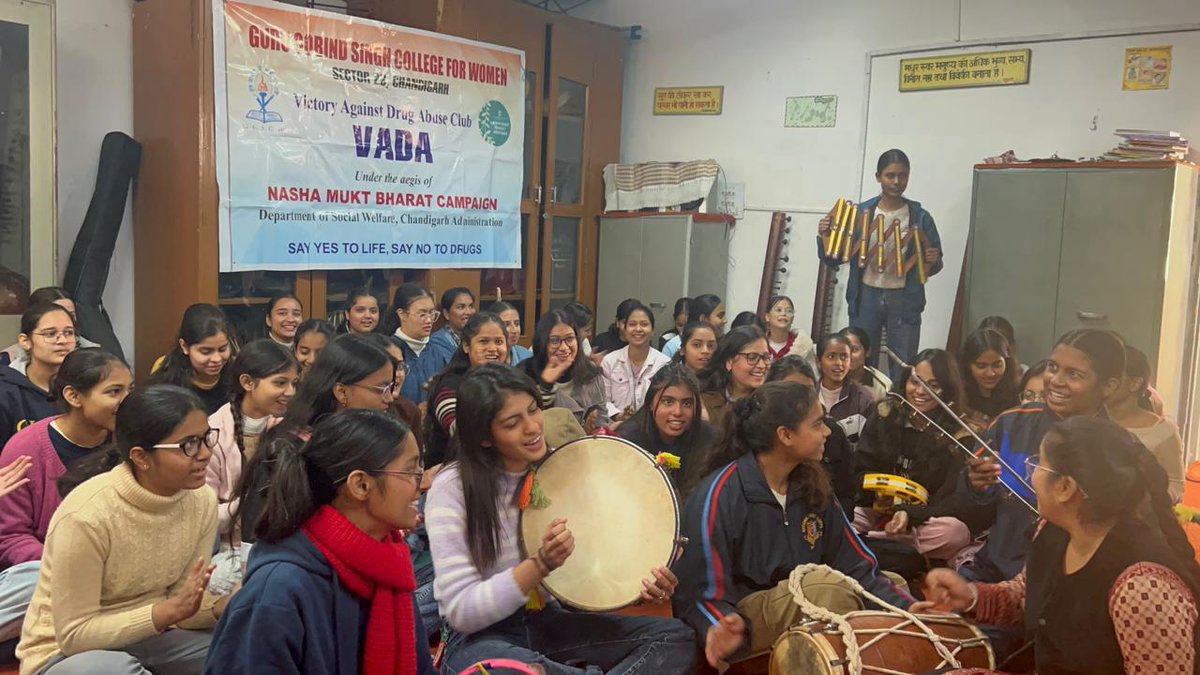Guru Gobind Singh College for Women , Sector 26, Chandigarh organized a workshop on ‘Music Therapy: An Alternative to the Intoxication of Drugs’.
The workshop was conducted by Dr Lucky Malhotra , Head, Department of Instrumental Music, GGSCW. 
<a href="/PMOIndia/">PMO India</a> <a href="/NMBA_MSJE/">Nasha Mukt Bharat Abhiyaan</a> <a href="/MSJEGOI/">Ministry of Social Justice & Empowerment, GOI</a>