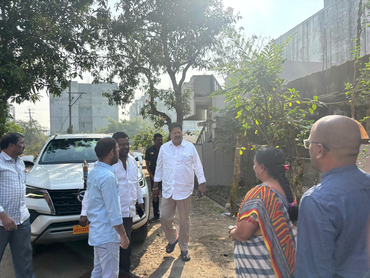 karumurionline's tweet image. తణుకు 7వ వార్డ్, సాక్షి గోపాల్ గారి సతీమణి ఆరోగ్య రీత్యా బాగు లేనందున మరియు పంట సూర్యకళ గారికి రోడ్ ప్రమాదం అవ్వడం తో వారిని కలిసి పరామర్శించటం జరిగింది.

#condolences #healthproblems