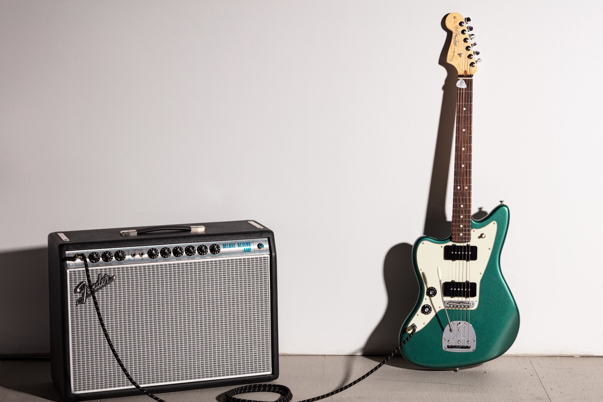 Deluxe Molded Case 左利き用ベースハードケース FENDER 【公式 Deluxe Molded Case 左利き用ベースハードケース FENDER 【公式