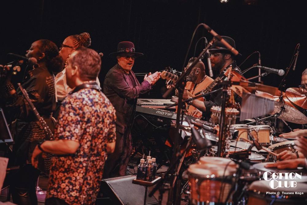 cottonclubjapan's tweet photo. 【LIVE PHOTO📸】
LOUIE VEGA & THE ELEMENTS OF LIFE
#ルイ・ヴェガ & ザ・エレメンツ・オブ・ライフ
2025 1.31 fri.
全ライヴ写真はこちら▶︎https://t.co/Klwngq680y
photo by Tsuneo Koga
<Member>
#LouieVega (conductor,musical director) / @LouieVeganyc
#JoshMilan (lead vo,key) / @JMHoneycomb
#DawnTallman (back vo) / @DAWNTALLMAN
#RamonaDunlap (back vo)
#AxelTosca (key) / @AxelToscaMusic
#LuisitoQuintero (timbales,per,ds) / @luisitotimbal
#YusnierBustamante (conga,per)
#AlCarty (b) / @aliasboogie
#IvanRenta (ts,fl) / @IvanRentamusic
#TonyCintron (ds,per)