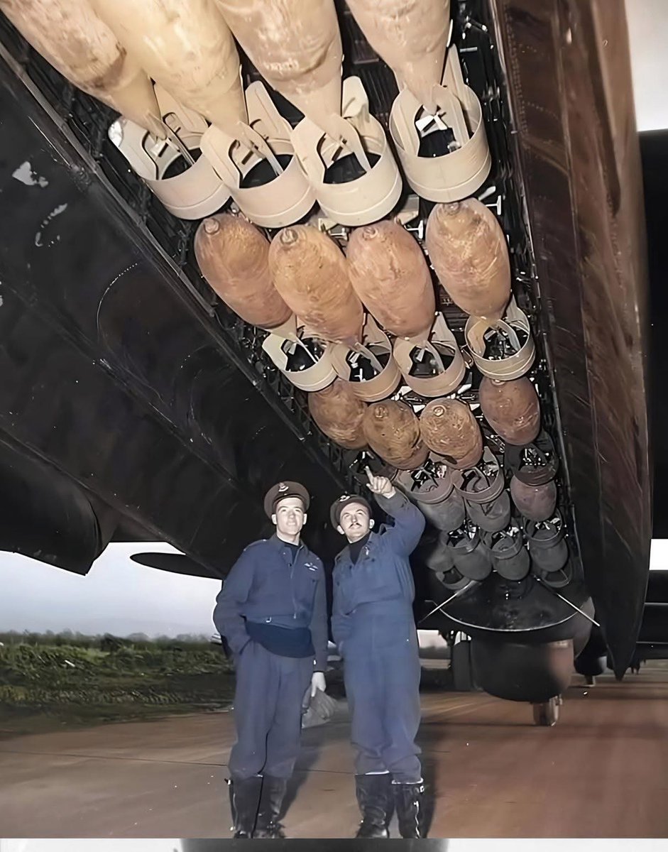 ثقف نفسك
حمولة قنابل أفرو لانكستر، خمسة صفوف من القنابل التي يبلغ وزنها 1000 رطل، أربعة قنابل في كل صف.
تستطيع طائرة لانكستر حمل حمولة قنابل نموذجية يبلغ وزنها نحو 14000 رطل في حجرة القنابل الكهفية الخاصة بها، لمسافة تزيد عن 1600 ميل. 
كما يمكن تعديلها لحمل 22000 قنبلة جراند سلام