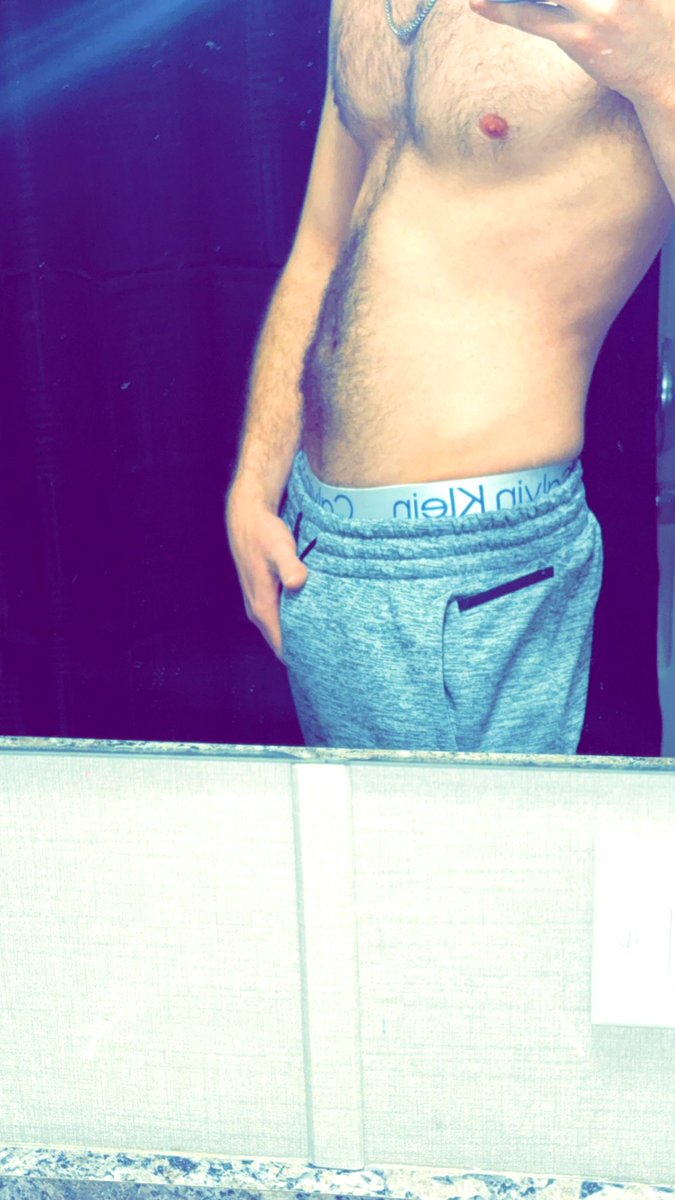 wyoversman's tweet photo. I love that’s it’s still grey sweatpant season here 🤤

Comment your bulge in those grey sweatpants 💦😈💦

#bulge #gay #gaymen #hairymen #cut #hairybelly #underwear https://t.co/RdFQXXUDZV