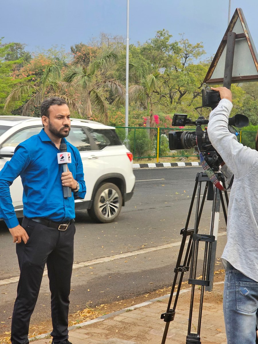 DesaiLalji5's tweet image. પત્રકારત્વ ક્ષેત્રે જેની આગવી ઓળખ અને ગુજરાતનાં હજારો યુવાનોને સચોટ માહિતી આપનાર, નિર્ભય પત્રકાર મારા સ્નેહી મિત્ર @hdraval93 ને જન્મ દિવસની અનંત શુભકામના..