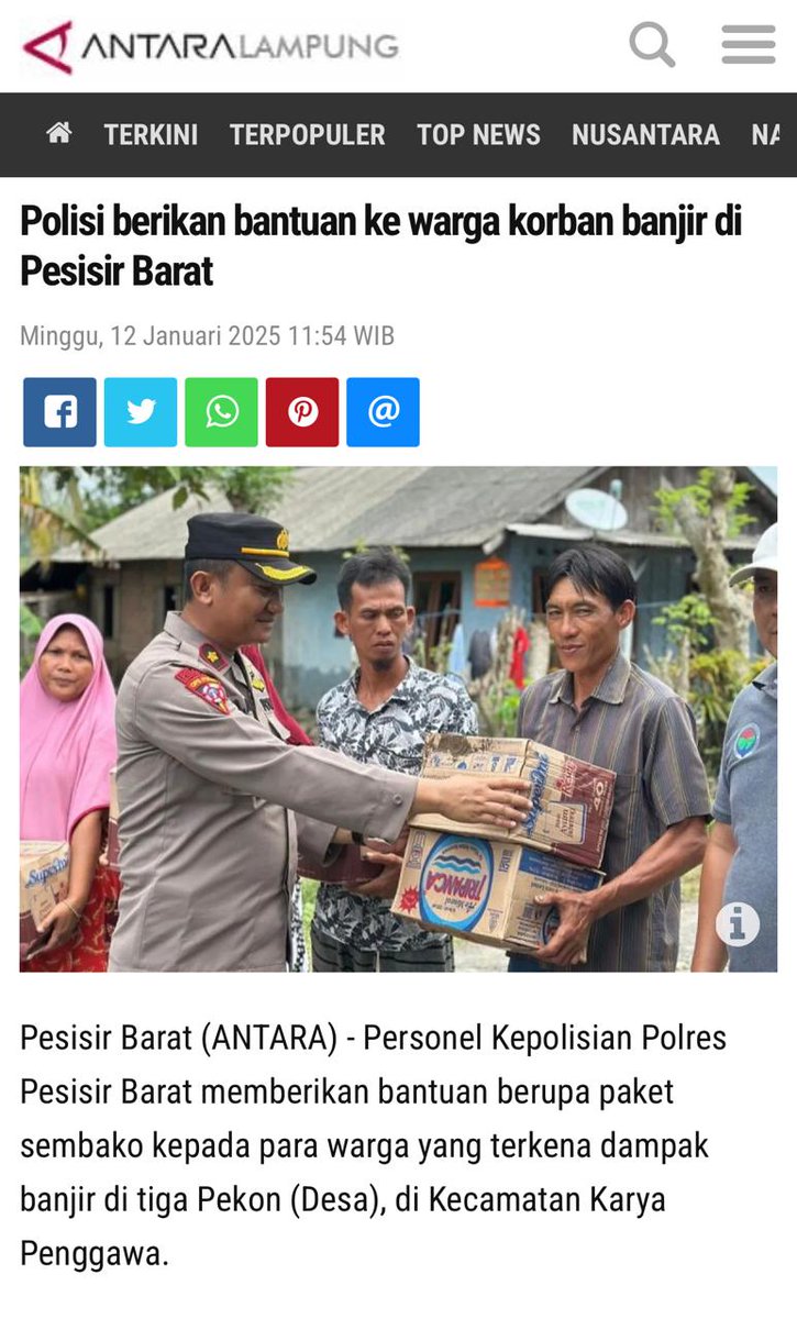 di musim hujan saat ini, polisi tetap Siaga Bantu Indonesia di mana pun mereka bertugas. salah satunya, polisi memberikan bantuan sembako ke warga pesisir barat yang terdampak banjir. 
#PelayananPenuhKepedulian
