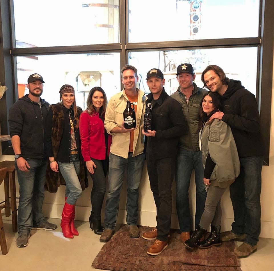 suebsg9's tweet photo. Had a great time learning about the Sotol plant with our good friends @desertdoor Check these guys out in Driftwood,Tx Unique cocktails and a truly beautiful tasting room! #sotol #fbbeer #desertdoorsotol @DanneelHarris @instagram 2/3/18 - 7 years ago #Supernatural @JensenAckles https://t.co/n3BMwr9Y4V
