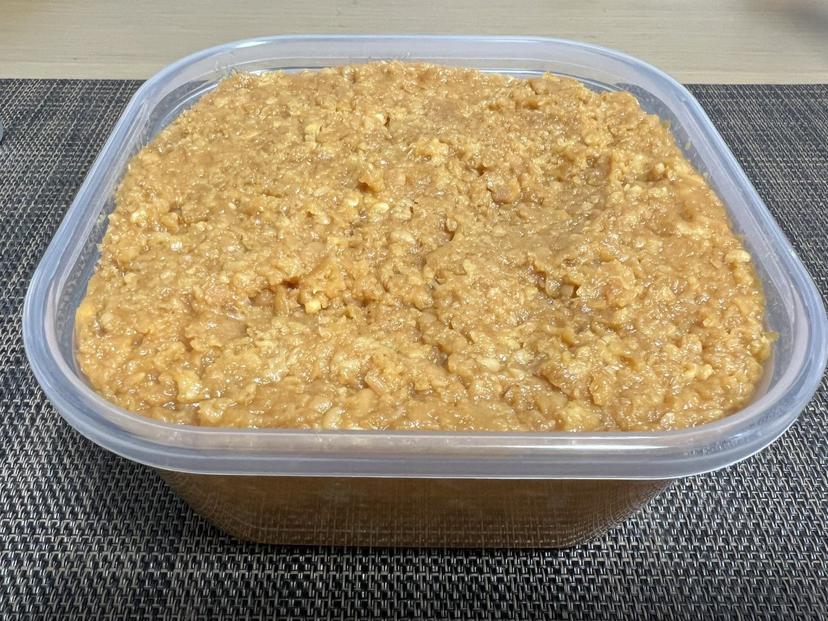 koya_mari's tweet photo. 去年作った味噌開けました。あまりにも美味しくてびっくり！！嬉しい✨手前味噌という言葉が自慢という意味になったのもわかります🙂‍↕️1キロの大豆で作ったらぴったり750g×4パックになりました。 https://t.co/hLuUL7D3kv