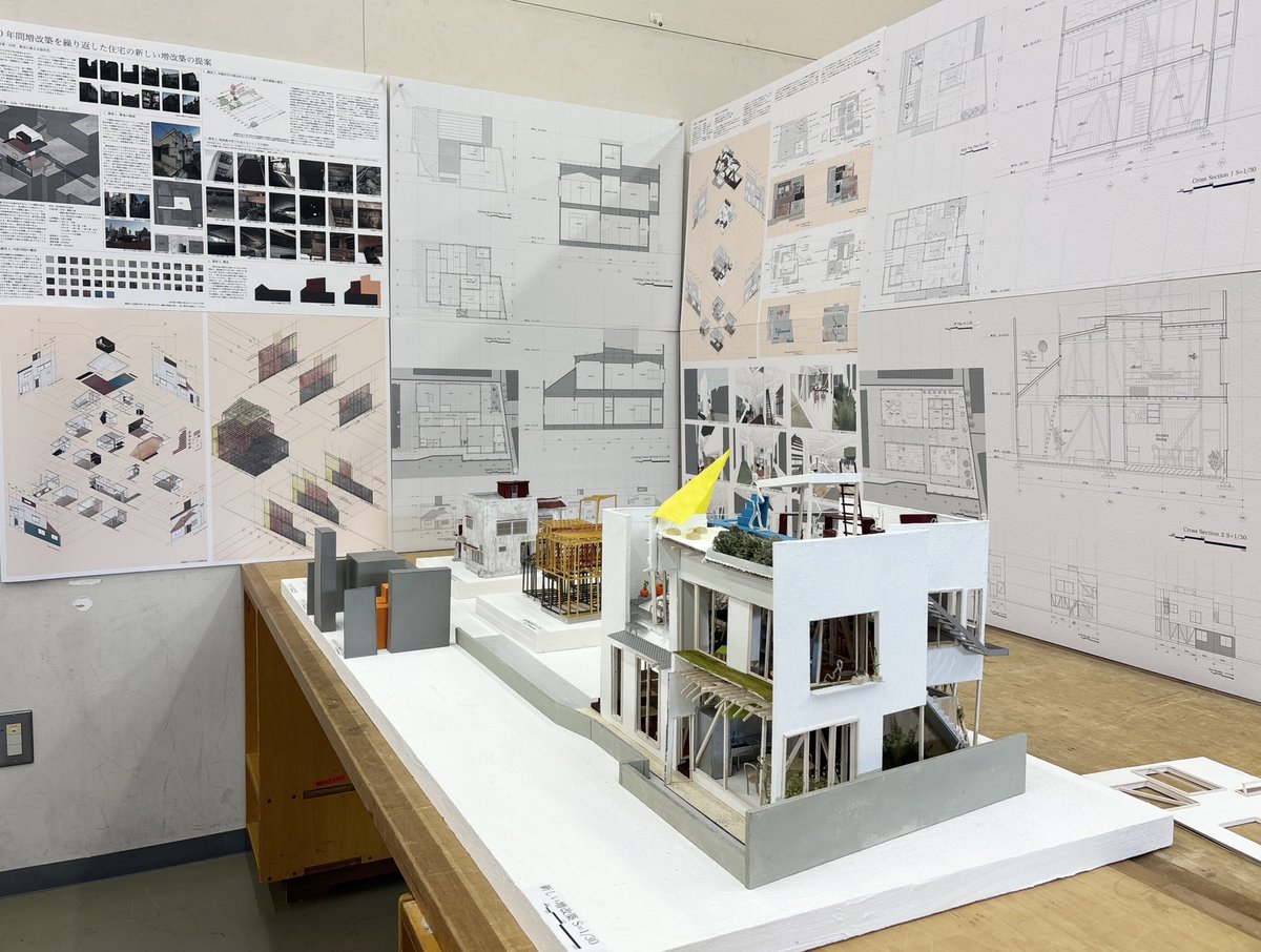 toyo_arch's tweet photo. 本日は修士設計の学内講評会です。
意匠・計画系研究室に所属する19名の学生による研究の成果が、模型・プレゼンボードとして並びます。 https://t.co/5hoGqdDKGg