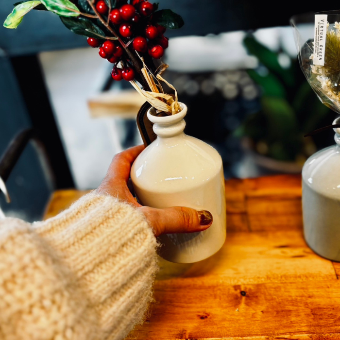 portus_official's tweet image. 【店頭販売】
江戸時代のコンプラ瓶をモチーフにした
波佐見焼のフラワーベース🌸

大きすぎず小さすぎない絶妙なサイズ感で、
一輪挿しから小さな花束まで
バランスよく飾ることができます😊

商品詳細はALTにて🌼
#東京リボン #Tilli #フラワーベース #花瓶
#企業公式相互フォロー