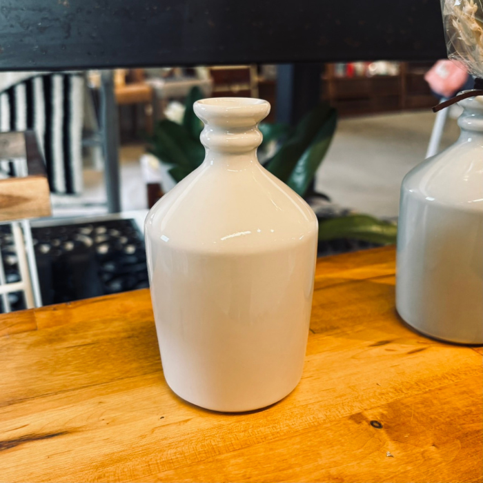 portus_official's tweet image. 【店頭販売】
江戸時代のコンプラ瓶をモチーフにした
波佐見焼のフラワーベース🌸

大きすぎず小さすぎない絶妙なサイズ感で、
一輪挿しから小さな花束まで
バランスよく飾ることができます😊

商品詳細はALTにて🌼
#東京リボン #Tilli #フラワーベース #花瓶
#企業公式相互フォロー