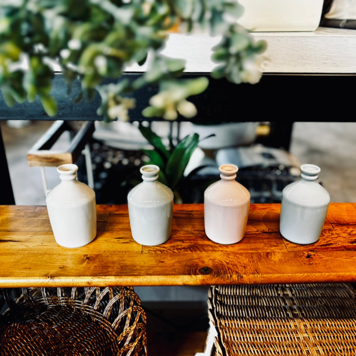 portus_official's tweet image. 【店頭販売】
江戸時代のコンプラ瓶をモチーフにした
波佐見焼のフラワーベース🌸

大きすぎず小さすぎない絶妙なサイズ感で、
一輪挿しから小さな花束まで
バランスよく飾ることができます😊

商品詳細はALTにて🌼
#東京リボン #Tilli #フラワーベース #花瓶
#企業公式相互フォロー