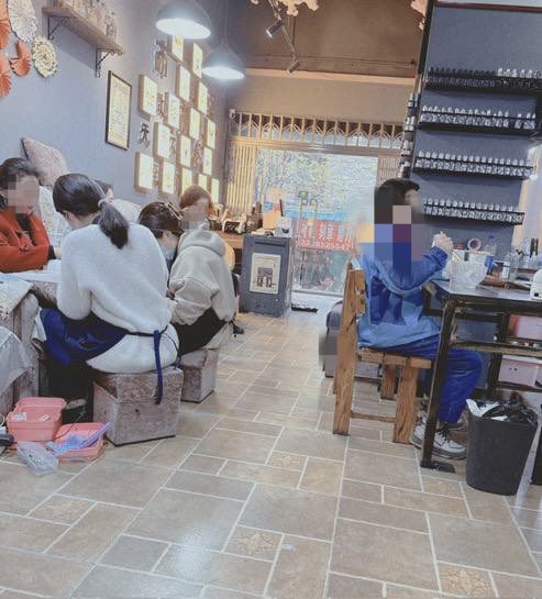 美甲店里真空若无其事的分开腿玩手机，面向众人下身一览无余，但凡有人抬头就会被发现🥲🥲🥲旁边的小哥哥估计早就注意到了偷偷瞄过来好几次，好紧张啊逼水都流沙发上了玩的就是刺激😱😱😱

@ToBulma 
@ToBulaer
@KawasawaSen https://t.co/DzTIDaq7T5