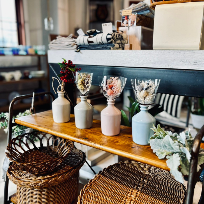 portus_official's tweet image. 【店頭販売】
江戸時代のコンプラ瓶をモチーフにした
波佐見焼のフラワーベース🌸

大きすぎず小さすぎない絶妙なサイズ感で、
一輪挿しから小さな花束まで
バランスよく飾ることができます😊

商品詳細はALTにて🌼
#東京リボン #Tilli #フラワーベース #花瓶
#企業公式相互フォロー