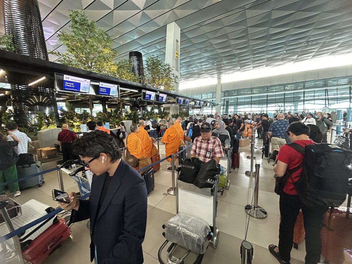 Coba web check in <a href="/IndonesiaGaruda/">Garuda Indonesia</a> Dari pagi gak bisa , self check in di bandara CGK juga gak bisa , dan antrian mengular , kenapa?