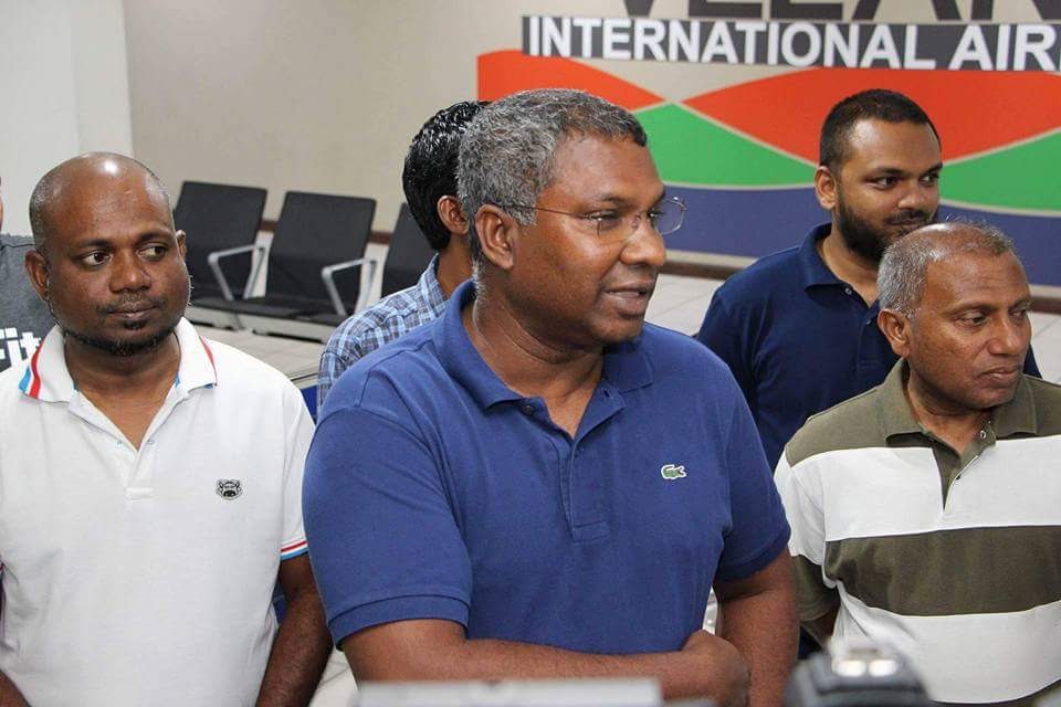 SaveMaldives_MV's tweet photo. އެމްޕީއެލްގެ ސީއޯ އަކަށްއެއްމެ ކުފޫހަމަވަނީ ޖުނޭދު ޕޯޓްދާއިރާ އެގޭމީހެތް
@MMuizzu https://t.co/ELOaFm7BaJ