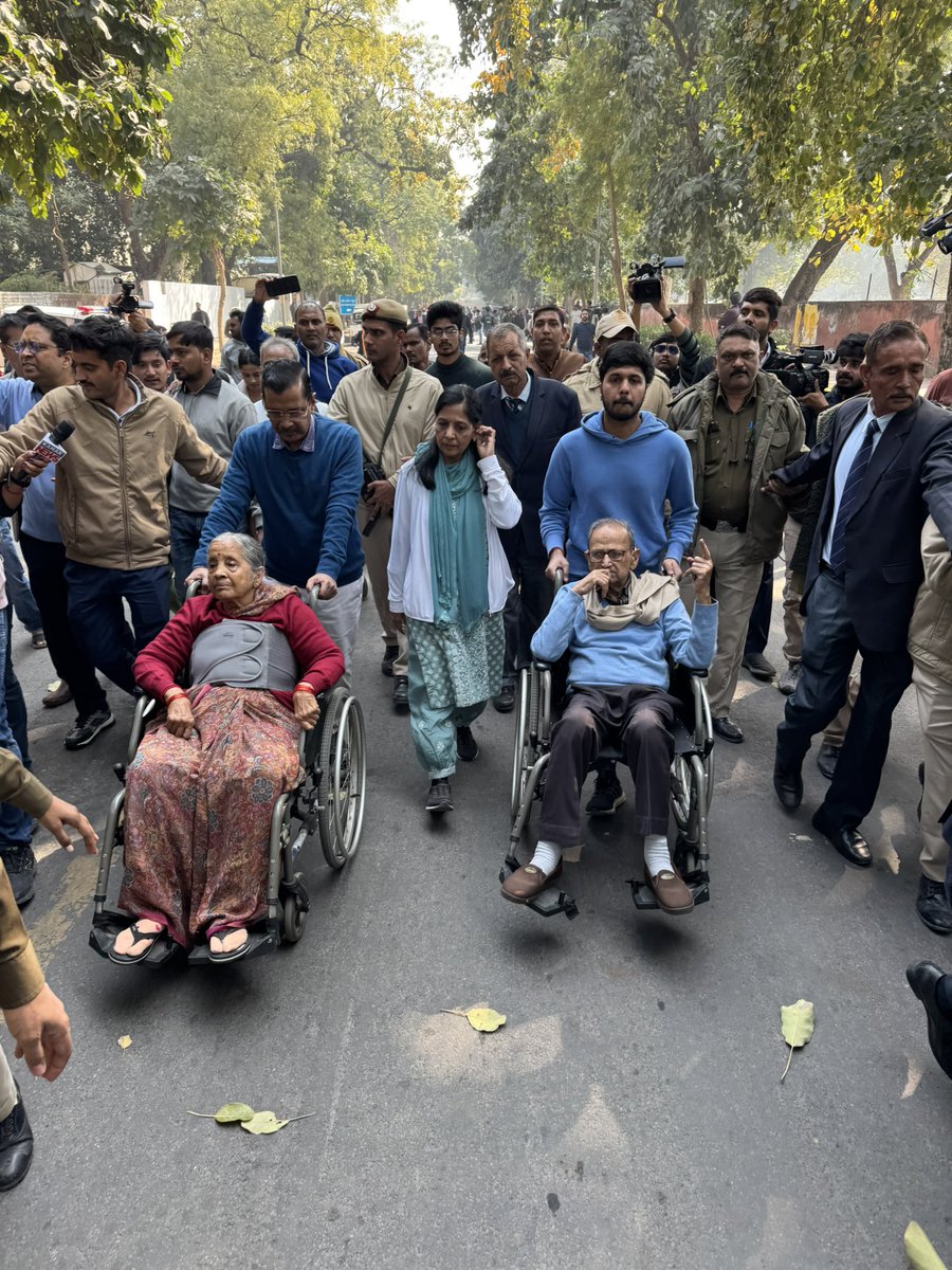 RaamRavinder's tweet photo. .@ArvindKejriwal with wife and parents after casting vote in New Delhi. Pushes mother’s wheelchair all the way from residence and back. Media jostles to capture the moment https://t.co/n24y9hsp1D