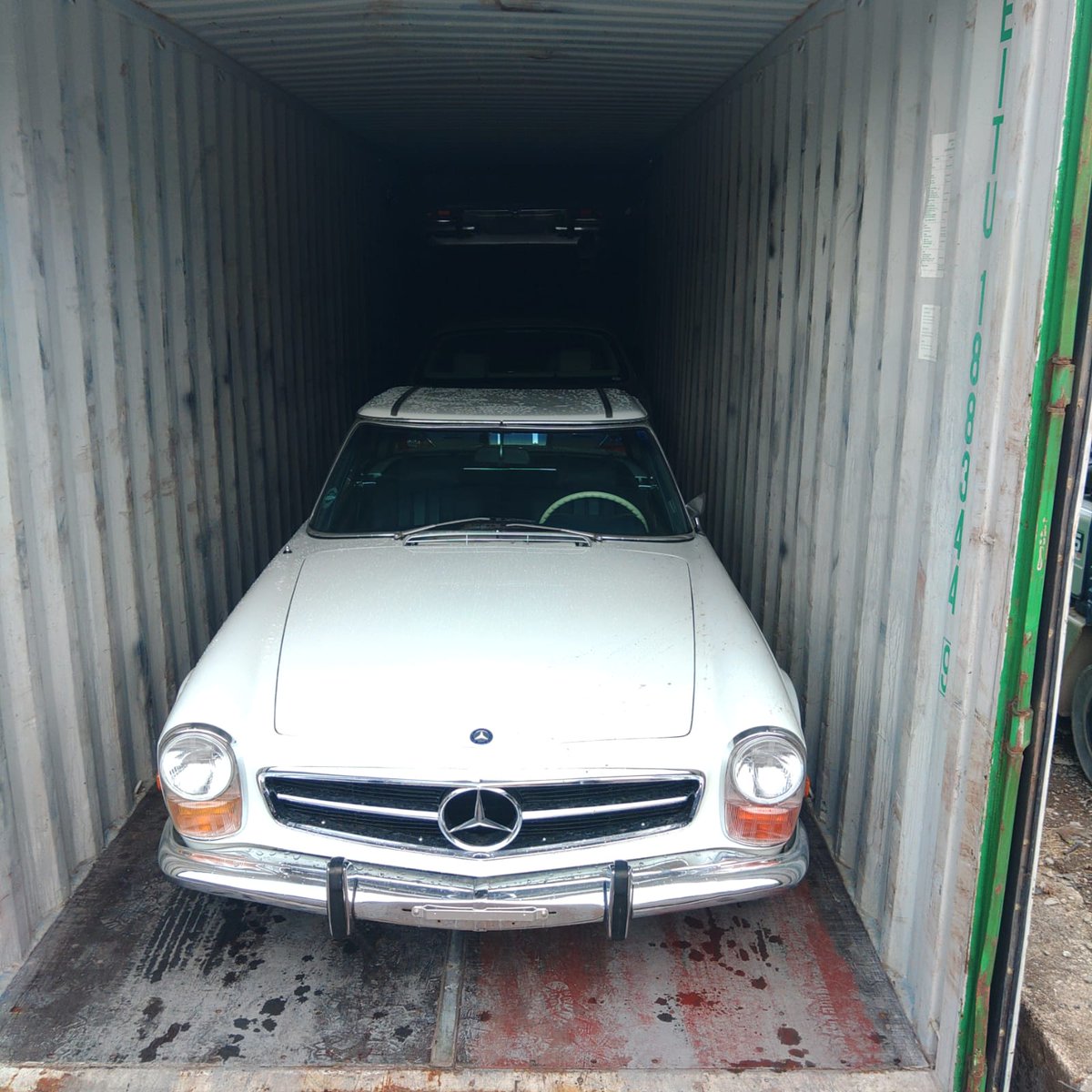 UPCltdJapan's tweet photo. Two BENZ280SL
Recently exported.
It was a nice car. https://t.co/I4NadGfFmi