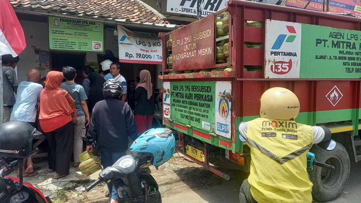 Belum ada efeknya perintah presiden, masih ngantri di Kota Serang, daftar hari ini dapat jatah gas nya hari senin, gilak
#Elpiji3kg #prabowo #bahlil #nyusahin #rakyat