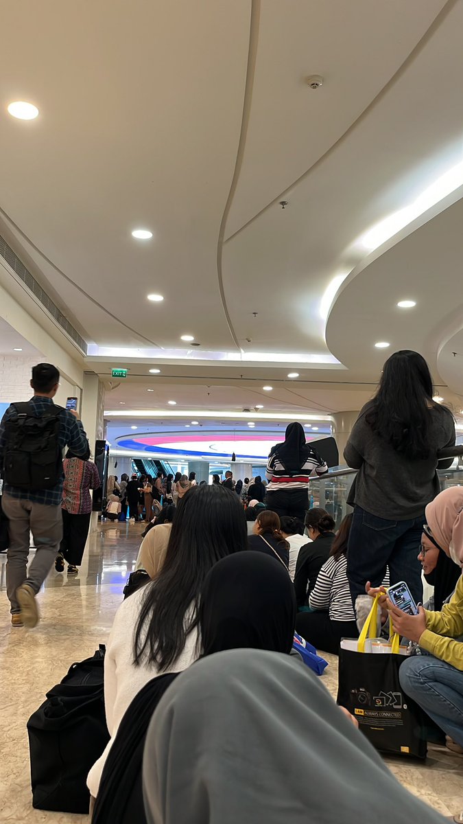 chweorchwe's tweet photo. Busettt nuker tiket day2 rame bgttt 😭😭 https://t.co/WZZQXq3nPf