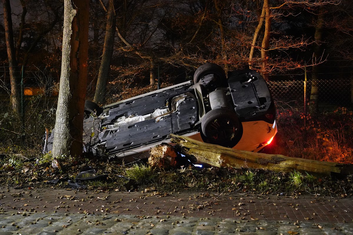 Auto crasht en belandt in sloot