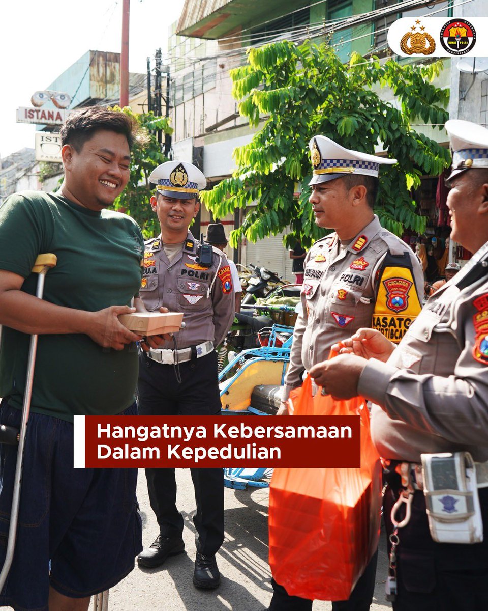 Potret anggota Satlantas Polres Probolinggo Kota membagikan ratusan makanan siap santap kepada tukang becak, tukang parkir, dan warga yang melintas di sekitar Pasar Baru Kota Probolinggo, Jawa Timur. Polri Sigap Siaga Bantu Indonesia Komitmen #PelayananPenuhKepedulian