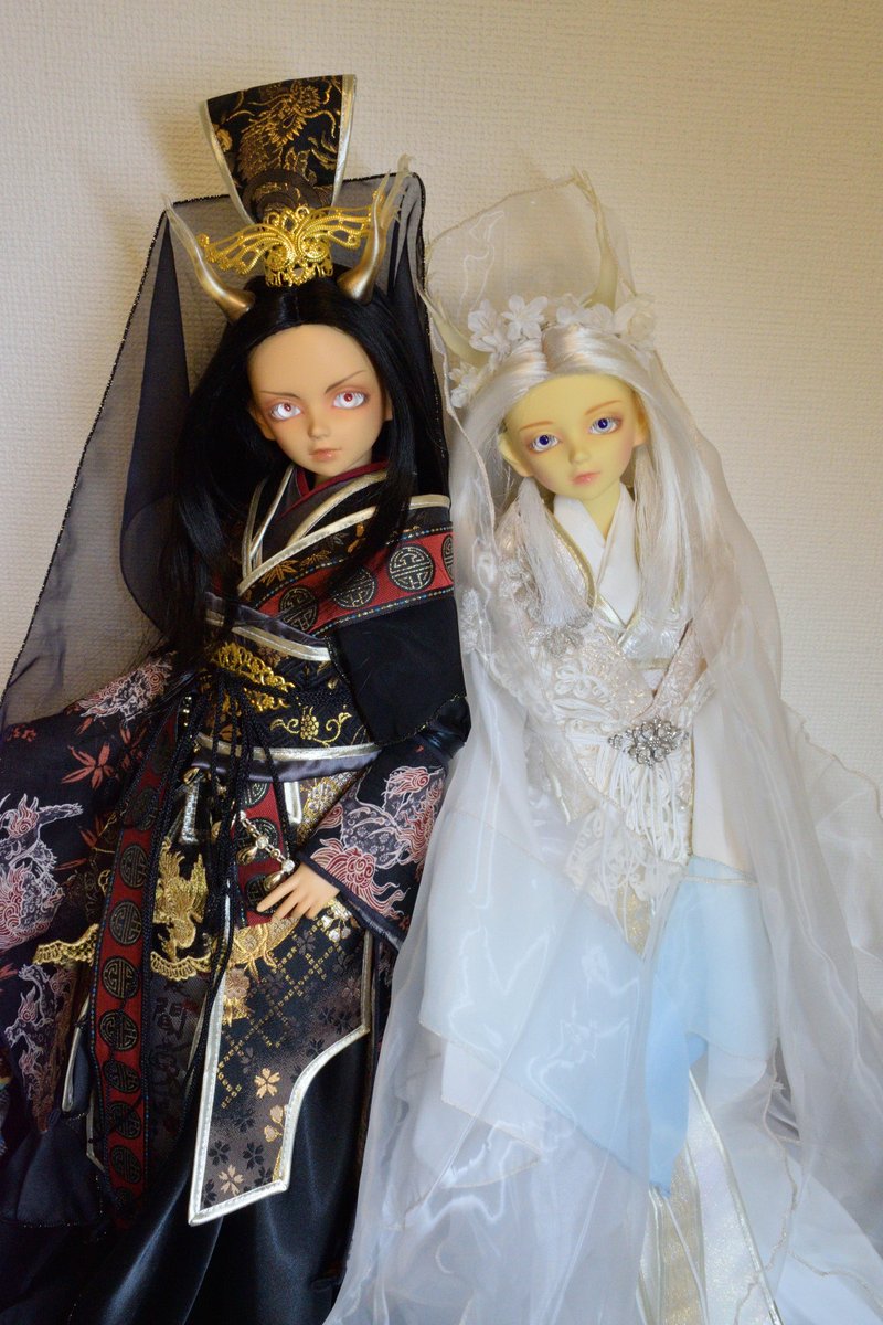 beni_kouko's tweet photo. なんだかんだやっていたらまたもピント合わない時間になってしまった(泣)オデコも直せず(泣)
取り急ぎ、黒い兄と真っ白い妹を並べて撮れました、素敵すぎて泣きそう。双子衣装のオーダーを受け付けて下さったPureDropさん(@puredrop_edochi )本当にありがとうございました！
#PureDrop 
#SD_F_22 https://t.co/0kBAlOVrhr