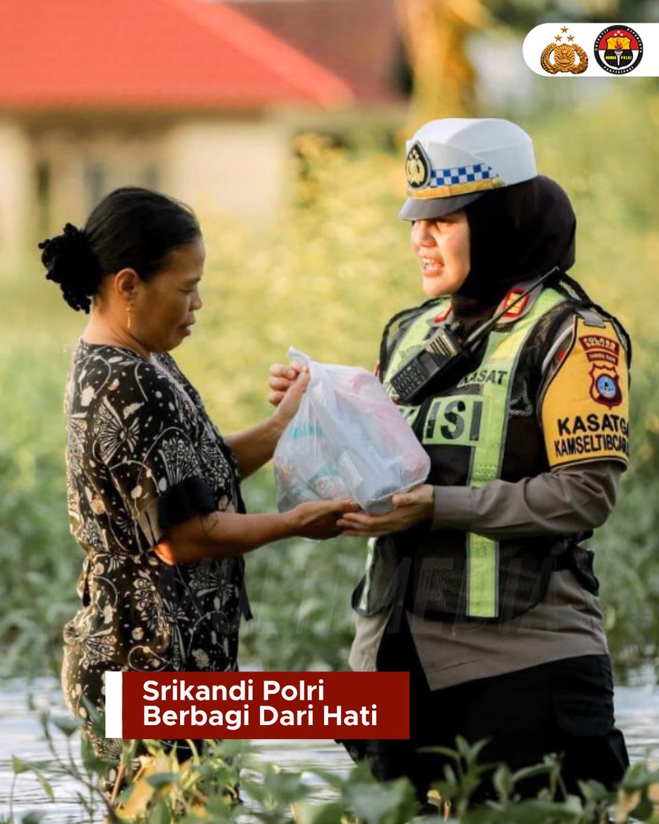 Potret personel Polri saat membagikan paket sembako kepada masyarakat yang terdampak banjir di Kabupaten Banjar, Kalimantan Selatan. Hal ini merupakan wujud kepedulian Polri terhadap sesama yang membutuhkan. Komitmen #PelayananPenuhKepedulian Polri Sigap Siaga Bantu Indonesia