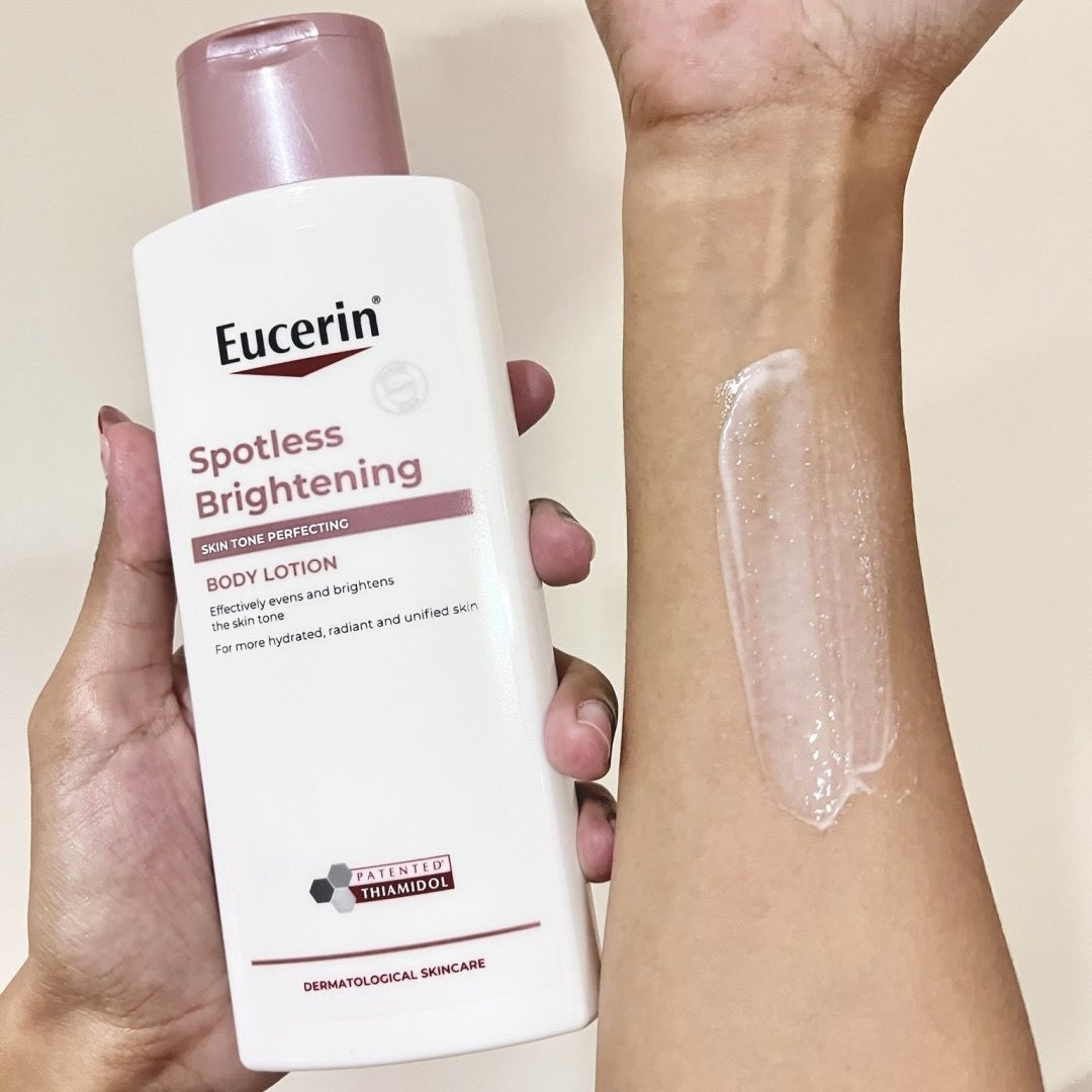 OnppSun_'s tweet photo. ขึ้นแท่นให้เป็นลูกรักเลยสำหรับ Eucerin Spotless Brightening Body Lotion นี่เคยผิวดูหมองมาก ดูคล้ำ ไม่สวย ดูจากในรูปคือเห็นชัดเลย แต่ตอนนี้ทามาตั้งแต่ต้นเดือนจนถึงกลางเดือนมกรา รู้สึกสีผิวดูสม่ำเสมอ ดูเนียนขึ้น ละตัวโลชั่นทาง่ายซึมไวมาก ไม่เหนียวตัวระหว่างวั��� เลิ้บมาก บอกเลยนะทุกคน ปีใหม่ทั้งที ต้องมีต���วช่วยให้ผิวสวยใสจัดเต็ม #Eucerinthailand #โลชั่นผิวขาว #ไทอามิดอลบอดี้โลชั่น
#ใช้ดีบอกต่อ

📍หาซื้อได้ง่ายสะดวกมาก

Watsons : https://t.co/ZM689nJWM7
Shopee : https://t.co/JN2lsTWgaR
LZD : https://t.co/J78luHdTpp
Eucerin Website : https://t.co/ZYH3SMaWKu
