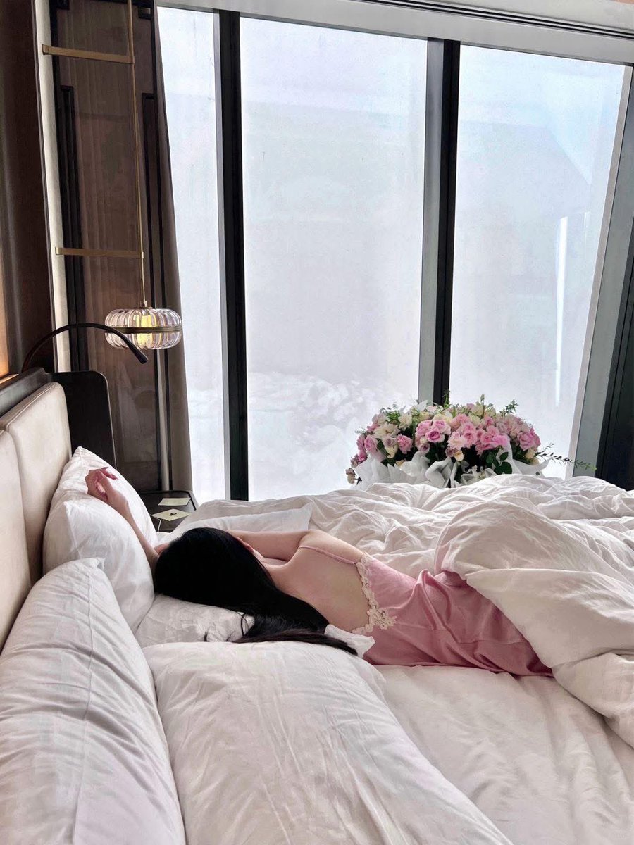 Chẳng có gì vui hơn là ngủ được ăn được và có tiền tiêu.

Tình yêu ngọt ngào gì chứ, thăng quan tiến chức gì chứ, danh lợi rực rỡ gì chứ, con cháu đầy đàn gì chứ.

Đều là dối lừa, đều phải nhường nhịn kẻ khác, đều là mây khói trôi xa.

Tui chúc bạn ăn