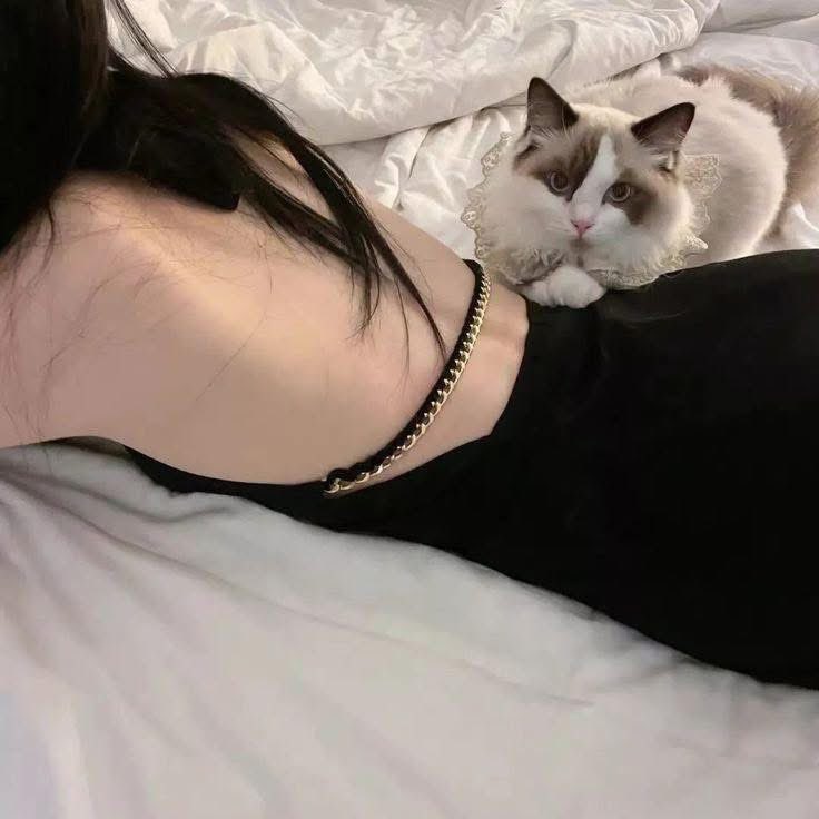 Mấy bạn nữ phải có khả năng đặc biệt lắm mới yêu phải những thằng vừa không có tiền, vừa lăng nhăng.