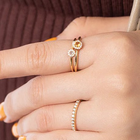 2種のカットダイヤモンドを使用したお花のようなデザインリング
