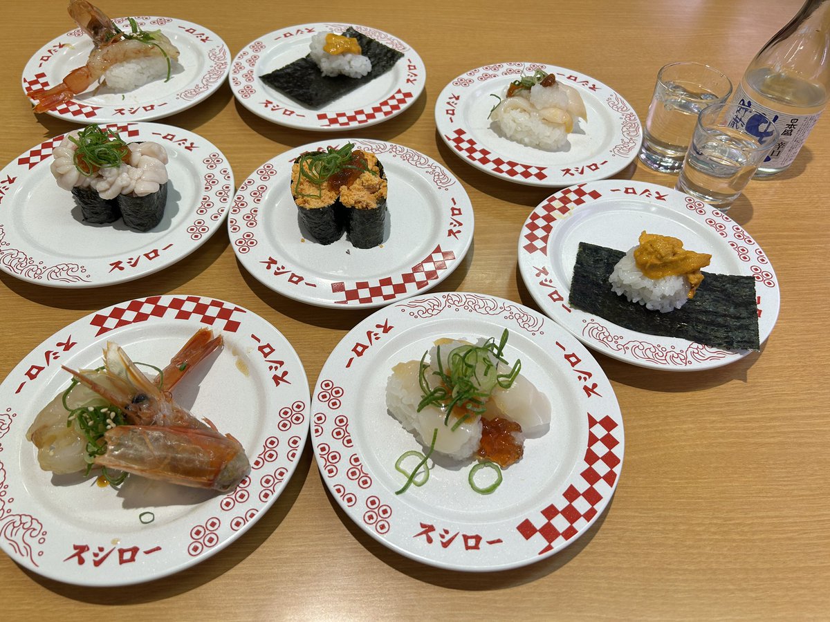 今日のランチはスシロー！
きまぐれクックさんの捌きっぷりはいつ見ても気持ちがいいし、監修されたカンジャンセウが食べられるなんて最高✨️

添えられた頭は開いてあるので、エビ味噌がしっかり吸えるのがたまらない…🤤🦐

#スシローできまぐれクック