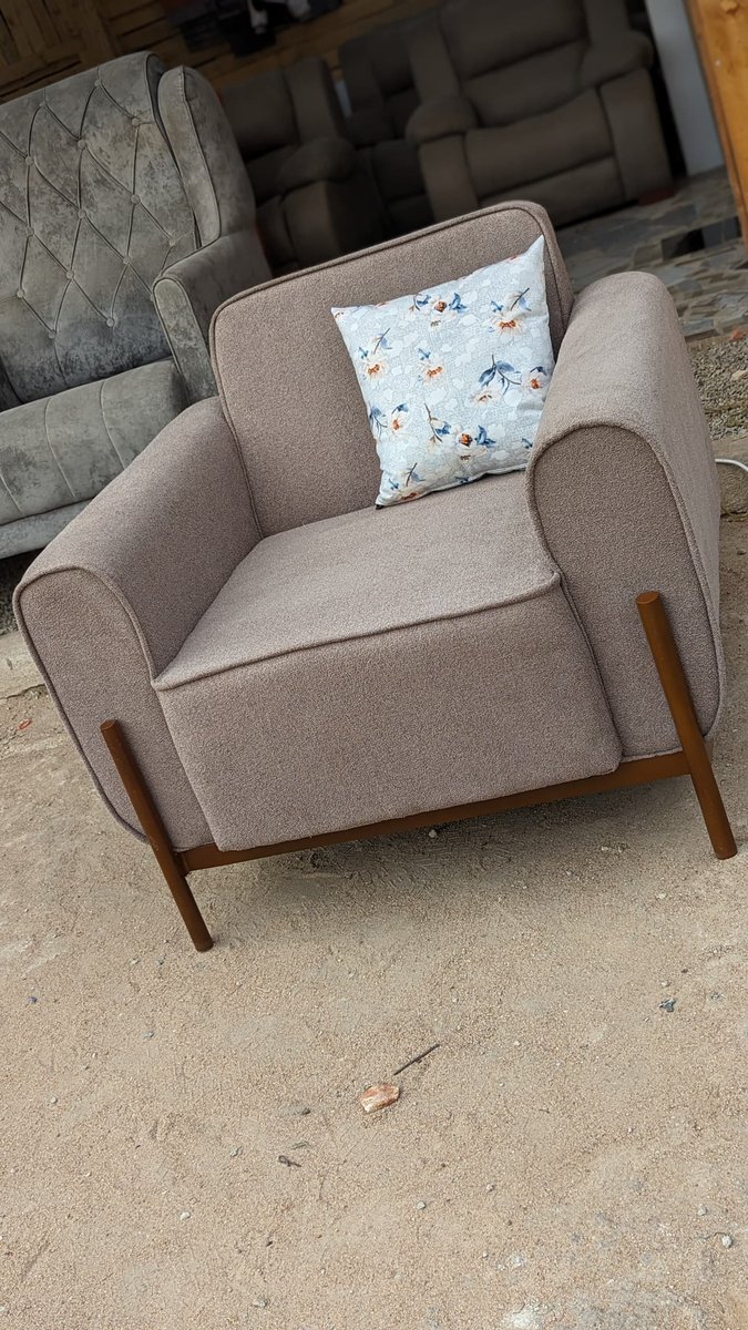 Lee_guidotti's tweet image. Thamani Kubwa ya Nyumba.  Inachangizwa  na  Furnitures Nzuri 🏹

    - Set 2:2:1 
   - Valvet Turkey  
    - Fiber Sheet. &amp;amp; pamba 
    - Springs.
    - Miguu solid 🪨
    - Godoro QFL.

         Price 1.6M  
📍 Dodoma 
 We Deliver County wide
               @ezrafurnitures