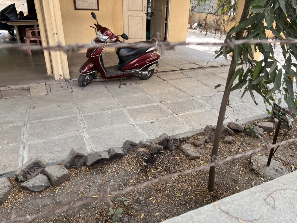 GouravB's tweet photo. @PMCPune Garbage burning in open is so rampant. Health concerns to people due to severe air pollution. This is banned by the National Green Tribunal. Please take action immediately. Location- Patwardhanbaug, Erandwane. #airpollution #healthhazard https://t.co/1lHC1wfdTO